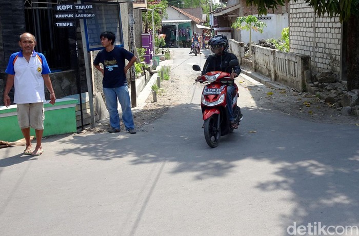 Dua warga ditemukan terbakar di persimpangan jalan Desa Sumberjo, Kecamatan kota Rembang, Jumat (29/11) lalu. Lokasi itu kerap digunakan warga untuk nongkrong.