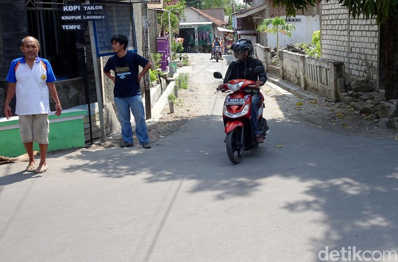 Melihat Lokasi Pembakaran Sadis 2 Pria di Rembang Dua warga ditemukan terbakar di persimpangan jalan Desa Sumberjo, Kecamatan kota Rembang, Jumat (29/11) lalu. Lokasi itu kerap digunakan warga untuk nongkrong.