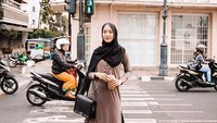 Sama seperti adiknya, Erica juga punya paras cantik. Perempuan kelahiran Bandung 17 April 1993 ini juga berkecimpung di dunia hiburan. Ia dikenal sebagai aktris dan aktif juga dalam dunia modeling. Di samping itu juga ia hobi kulineran.  Foto: instagram @ericaputrii