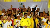 Bersama loyalis, Airlangga mengembalikan formulir pendaftaran caketum Partai Golkar di DPP Golkar, Jalan Anggrek Nelly Murni, Slipi, Jakarta Barat, Senin (2/12/2019), pada pukul 16.00 WIB.