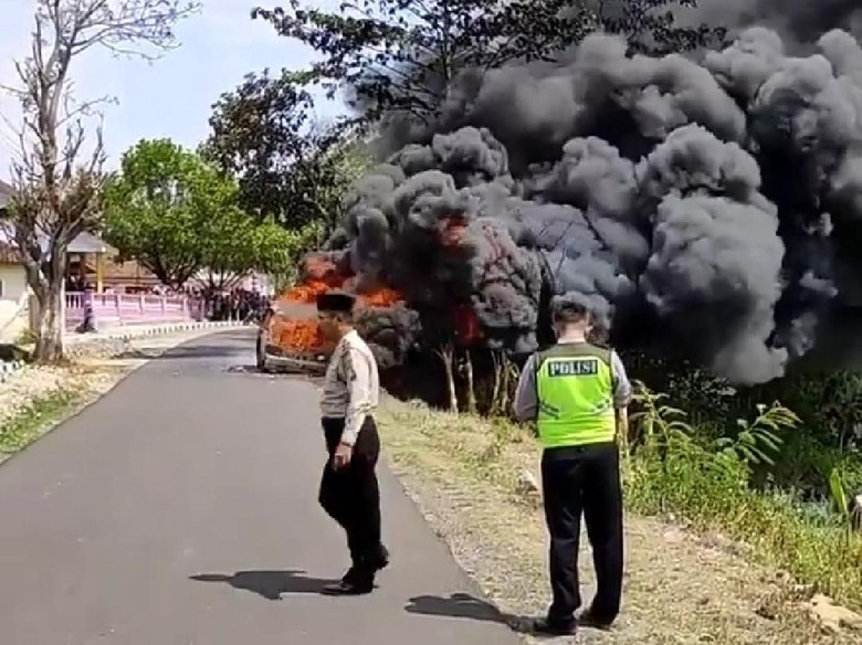 Sebuah Mobil Hangus Terbakar di Magetan, Pengemudi Lari Entah ke Mana Sebuah Mobil Hangus Terbakar di Magetan, Pengemudi Lari Entah ke Mana