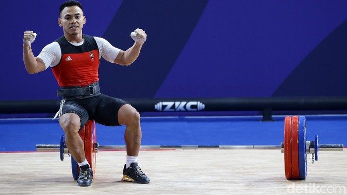 Eko Yuli Irawan menyegel medali emas dari angkat besi di kelas 61 kg putra SEA Games 2019 Filipina, Senin (2/12).