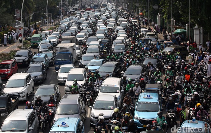 Massa reuni 212 mulai membubarkan diri. Kemacetan pun tak terhindarkan di kawasan Gambir, Jakarta Pusat, usai diselenggarakannya acara tersebut.