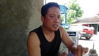 Seorang warga memberikan informasi kepada tim detikcom terkait lokasi atau TKP pembakaran dua warga tersebut.