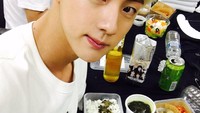  Sebelum menjalankan berbagai aktivitasnya, Jin sempatkan selfie dengan makanan yang dia santap. Bekal makanan ini dilengkapi nasi putih dan lauk yang lengkap. Foto: Twitter & Instagram BTS