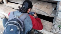 Warga mengambil foto bagian dalam sumur.