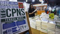 Salah satunya yang menyediakan buku-buku tersebut berada di Pasar Kenari, Jakarta. Senin (2/12/2019).