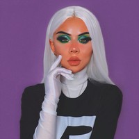 Inilah penampilan Eleanor saat menjadi tokoh Danny Phantom. Meski menjadi tokoh kartun, namun wanita 23 tahun itu tetap terlihat dengan makeup cantik dan imut.  Foto: Instagram @snitchery