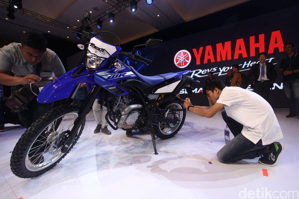 Yamaha memperkenalkan Yamaha WR 155 di Kemayoran, Jakarta, Senin (2/12). Motor trail adventure tersebut dibandrol dengan harga Rp 36,900.000 OTR Jakarta.