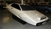 Jika pernah menonton film James Bond berjudul The Spy Who Loved Me tahun 1977 pasti kenal dengan Lotus Esprit. Mobil yang kini dimiliki oleh Elon Musk. Foto: Autoevolution