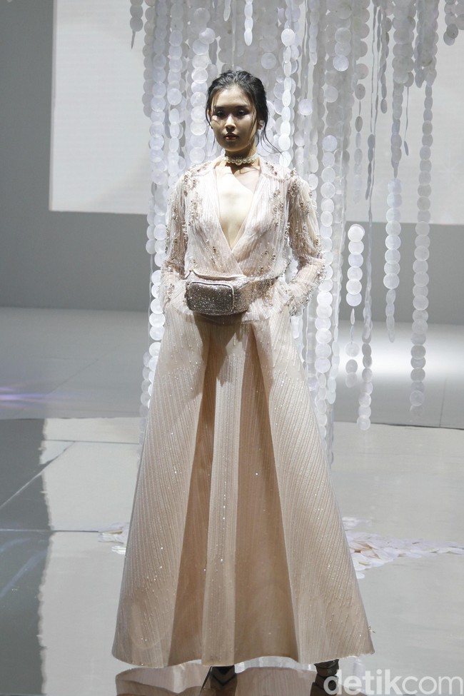 Ivan Gunawan menampilkan koleksi gaun mewah bergaya seksi dengan mengambil tema BELIEVE di IPMI Trend Show 2020, Senayan City, Rabu [6/11/2019]. Foto: Mohammad Abduh/Wolipop
