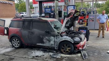 Mobil baru keluar bengkel, lalu terbakar di SPBU. Sabar ya, Pak (Bored Panda)