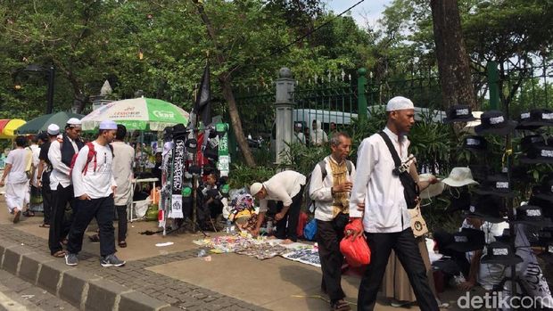 Dagang Peci di Reuni 212, Pedagang Ini Raup Omzet Jutaan Rupiah