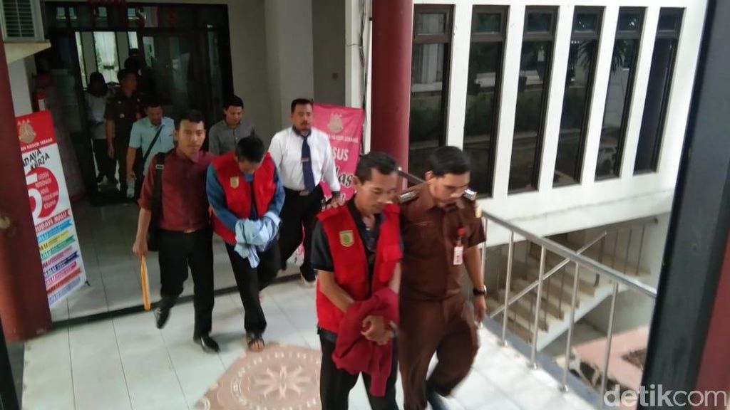 Kejaksaan Tahan Tersangka Dugaan Korupsi BUMD Pemkab Serang Kejaksaan Tahan Tersangka Dugaan Korupsi BUMD Pemkab Serang