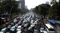 Jalan Medan Merdeka Selatan arah Balai Kota DKI Jakarta juga tampak ditutup karena banyak kendaraan yang terparkir di lokasi itu.