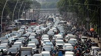Kemacetan juga terlihat di Jalan Budi Kemuliaan. Hanya jalur yang mengarah ke Tanah Abang yang bisa dilewati sementara jalur dari arah sebaliknya tak bisa dilalui karena banyak kendaraan yang parkir.