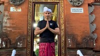 Setelah asyik basah-basahan di pantai semalam seminggu, Jorge Lorenzo mengunjungi Pura Petitenget di Kabupaten Badung (Instagram/jorgelorenzo99)