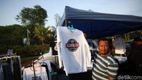Mayoritas pedangang pakaian menjajakan kaus bertema Reuni 212.