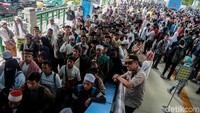 Sejumlah tokoh hadir dan menyampaikan orasi. Ada juga sambutan Habib Rizieq Syihab melalui video dari Mekah, Arab Saudi.