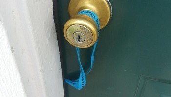 Kunci pintunya terjepit di dalam. Pusing kan? (Bored Panda)