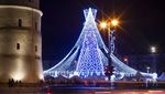 Kilau Pohon Natal Raksasa Menerangi Ibu Kota Lithuania