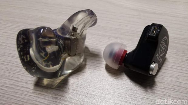 Custom IEM (kiri) dan Universal IEM (kanan)