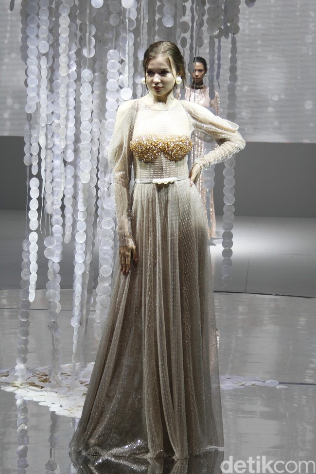 Ivan Gunawan menampilkan koleksi gaun mewah bergaya seksi dengan mengambil tema BELIEVE di IPMI Trend Show 2020, Senayan City, Rabu [6/11/2019]. Foto: Mohammad Abduh/Wolipop