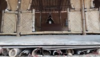 Lantai musala itu terbuat dari bambu, di mana terdapat sumur di bawah lokasi Milal salat.