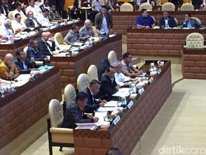 Basuki dan Budi Karya Rapat di DPR Bahas Kesiapan Libur Natal