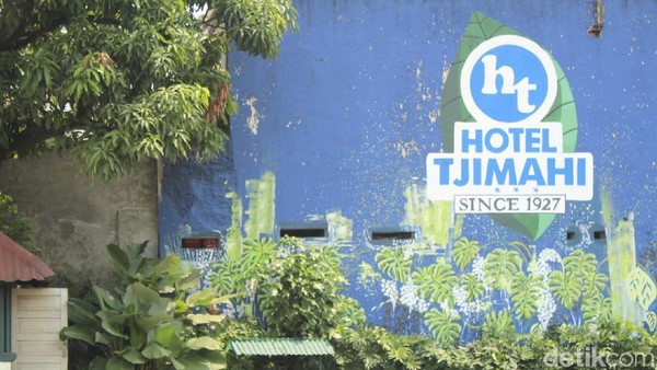 Sebuah hotel di pusat Kota Cimahi punya nilai sejarah yang tinggi. Namanya Hotel Tjimahi. Hotel ini dibangun pada tahun 1927 oleh Nyi Raden Fatimah Singawinata (Yudha Maulana/detikcom) Sebuah hotel di pusat Kota Cimahi punya nilai sejarah yang tinggi. Namanya Hotel Tjimahi. Hotel ini dibangun pada tahun 1927 oleh Nyi Raden Fatimah Singawinata (Yudha Maulana/detikcom)