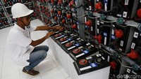 Iqra Syaifullah merapikan deretan batrey PLTS di Pulau Messah berkapasitas 530 Kilowatt peak (kWp).