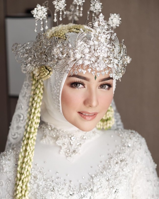 Sedangkan untuk makeup, Citra Kirana mempercayakan riasannya di hari pernikahannya dengan Rezky Aditya pada makeup artist Ernia Aprilia dari Redberry Wedding. Wajah cantik Citra Kirana terlihat makin memesona dengan riasan bernuansa cokelat dan emas.  Foto: Dok. Instagram Anchawedding, Redberrywedding