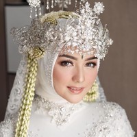 Sedangkan untuk makeup, Citra Kirana mempercayakan riasannya di hari pernikahannya dengan Rezky Aditya pada makeup artist Ernia Aprilia dari Redberry Wedding. Wajah cantik Citra Kirana terlihat makin memesona dengan riasan bernuansa cokelat dan emas.  Foto: Dok. Instagram Anchawedding, Redberrywedding