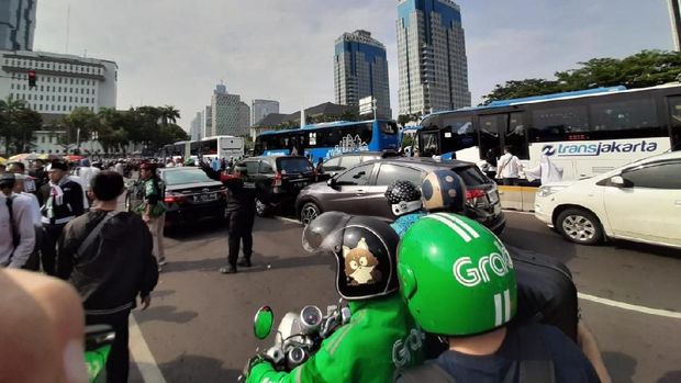 Kendaraan dari Patung Kuda menuju Gambir dialihkan melewati kawasan MH Thamrin.