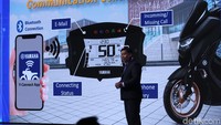 Setelah empat tahun lamanya berkiprah, Nmax mendapatkan sentuhan terkini yang makin menyempurnakan keunggulannya. Hal itu diwujudkan dengan mengutamakan keterikatan antara pengendara dengan sepeda motor dengan konsep “Connected”. Diwujudkan melalui Teknologi Comunication Control Unit (CCU yang terkoneksi dengan aplikasi Y-Connect (Yamaha Motorcycle Connect) berbasis bluetooth.