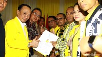 Aris Mandji menyerahkan formulir pendaftaran.