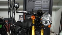 Hanya untuk versi scrambler buntut tawon hilang stang pun dibuat agak meninggi.