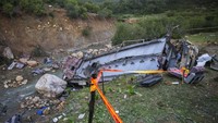 Sebuah bus yang mengangkut puluhan warga dari Ibu Kota Tunis mengalami kecelakaan saat akan menuju ke kawasan Ain Draham.