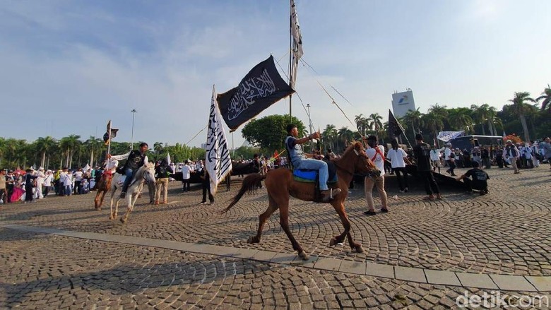 Pria Berkuda Kibarkan Ar-Rayah di Reuni 212 Pria Berkuda Kibarkan Ar-Rayah di Reuni 212