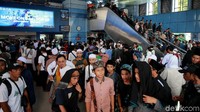 Sebagian massa yang menunggu pembelian tiket duduk di tengah jalan. Petugas kemudian mengingatkan agar massa tidak mengganggu orang yang hendak membeli tiket.