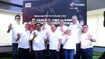 (Atas Ki-ka) VP Technology & System Telkomsel, Indra Mardiatna, Executive VP West Area Sales, Agus Setia Budi, VP Regulatory Management, Andi Agus Akbar, SVP Enterprise Account Management, Dharma Simorangkir, dan President Director Ericsson Indonesia, Jerry Soper. (Bawah ki-ka) Director of Planning & Transformation Telkomsel, Edward Ying, The Post and Information Resources and Equipment Directorate General (SDPPI), Ismail, Director of Finance Telkomsel, Heri Supriadi, Director of Sales, Ririn Widaryani, dan VP Corporate Communications, Denny Abidin menunjukkan lima jari tangan yang melambangkan teknologi informasi generasi kelima pada uji coba 5G Telkomsel di Batam, Kepulauan Riau. Pool/dok. Ericsson.