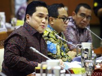 Polemik Normalisasi Ciliwung Mandek, Viral Bos KAI Naik Getek Berkursi