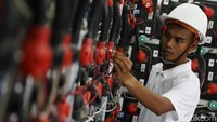 Iqra Syaifullah saat ini hanya sendiri menjaga dan mengoperasikan PLTS. Ia menjadi pegawai alih daya yang dipercaya PT PLN (Persero) untuk mengelola PLTS yang diresmikan pada Oktober lalu.