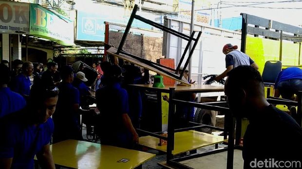 RM Mbok Berek Pekalongan 'Ditertibkan' PT KAI