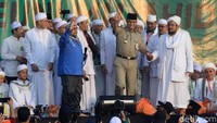 Gubernur DKI Jakarta Anies Baswedan hadiri acara reuni 212 yang berlangsung di kawasan Monas, Jakarta, Senin (2/12/2019). Anies tampak mengenakan seragam dinas dan peci warna hitam.
