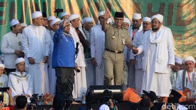 Anies Berseragam Dinas Saat Hadiri Reuni 212 di Monas