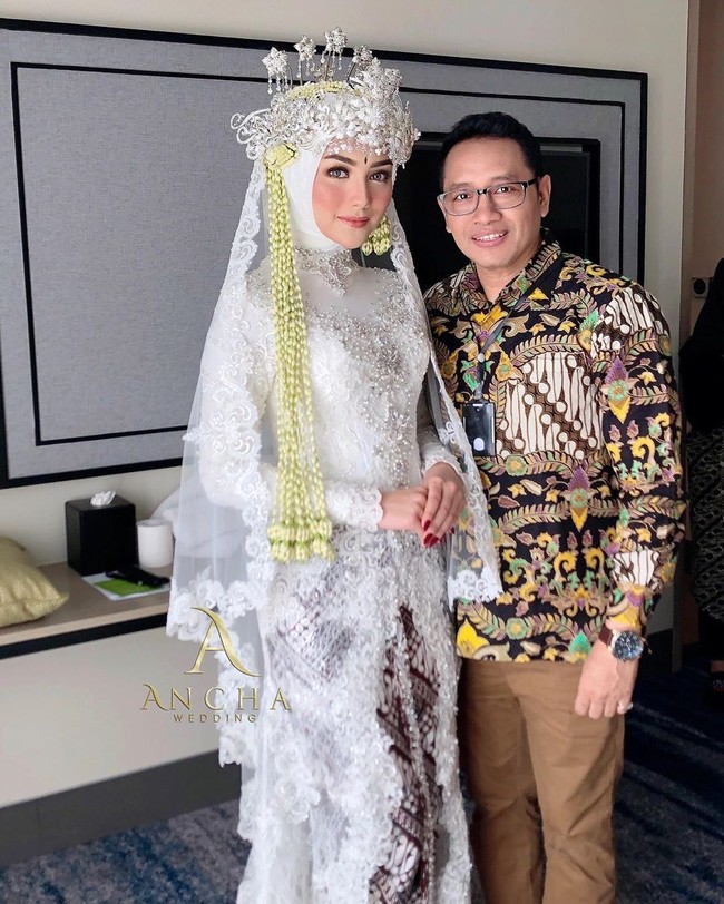 Kebaya pengantin hijab untuk Citra Kirana ini merupakan rancangan dari desainer Ancha. Mengenal Citra sejak SMA, Ancha pun mengaku tak kesulitan membuat kebaya pengantin untuk bintang sinetron Tukang Bubur Naik Haji itu. Katanya, Citra menyukai busana yang simple dan berwarna lembut. Foto: Dok. Instagram Anchawedding, Redberrywedding