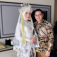 Kebaya pengantin hijab untuk Citra Kirana ini merupakan rancangan dari desainer Ancha. Mengenal Citra sejak SMA, Ancha pun mengaku tak kesulitan membuat kebaya pengantin untuk bintang sinetron Tukang Bubur Naik Haji itu. Katanya, Citra menyukai busana yang simple dan berwarna lembut. Foto: Dok. Instagram Anchawedding, Redberrywedding