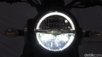 Desain lampu depan dan belakang yang berbentuk bulat dengan teknologi LED modern.