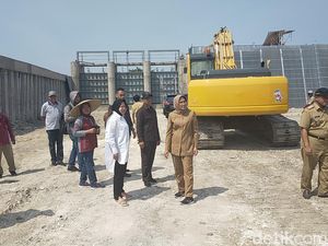 Jelang Musim Hujan, Risma Sidak Rumah Pompa dan Tanggul